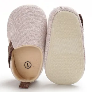 Vista detallada de zapatos para bebé de tela transpirable con suela de goma antideslizante