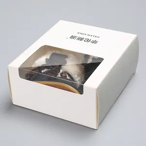 Detailaufnahme der weißen Geschenkbox für Baby-Pelzstiefel mit Leopardenmuster