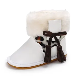 Detailansicht weißer Baby-Lernlaufstiefel mit Leopardenmuster und weichem Kunstfellbesatz