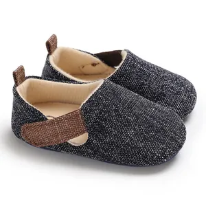 Primer plano de zapatos suaves para bebés con suela de silicona antideslizante