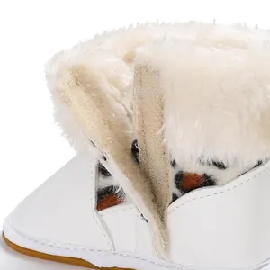 Detailansicht des warmen Kunstfellfutters und Klettverschlusses dieser Babystiefel.