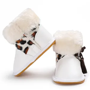 Detailansicht von weißen Baby-Boots mit Leoparden-Kunstfell und Gummisohle für Kleinkinder.