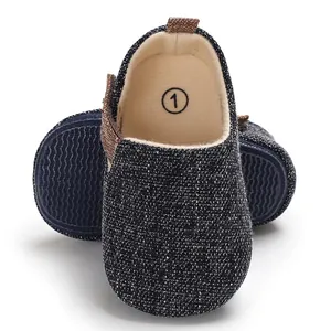 Primer plano de zapato de bebé con tejido transpirable y suela de silicona antideslizante
