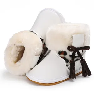 Detailansicht von Baby-Lernlaufschuhen mit weichem Kunstfell und Leopardenmuster.