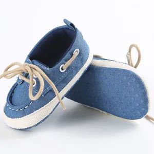 Vista dettagliata delle scarpe in tela blu per neonati con suola morbida antiscivolo