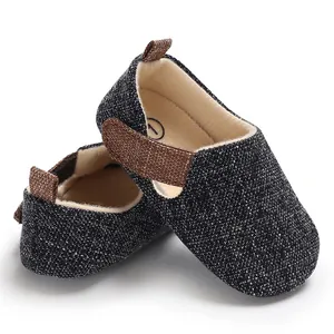 Primer plano detallado de zapatos de bebé en tela moteada azul marino con correa