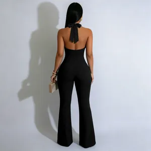 Achteraanzicht van een sexy zwarte jumpsuit met een open rug en een strikdetail.