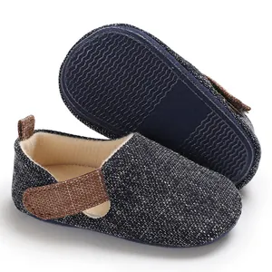 Vista detallada de zapatos para bebés con suelas de silicona antideslizantes azules.