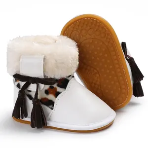 Nahaufnahme von Baby-Laufschuhen mit weichem Plüschfutter und Gummisohle für Babys.