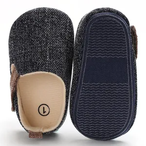 Detalle de zapatos para bebés con suela de silicona antideslizante y tejido suave.
