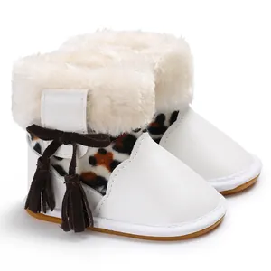 Nahaufnahme von Baby-Winterstiefeln mit weißem Pelzbesatz und feinem Leopardenmuster