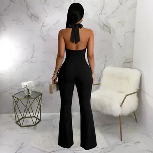 Achteraanzicht van sexy zwarte jumpsuit met blote rug, halternek en strik aan de achterkant