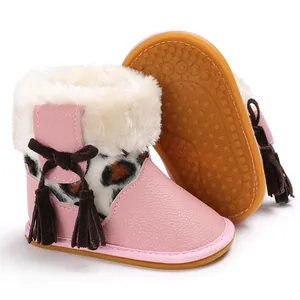 Detail der rosa Baby-Laufschuhe mit Leopardenmuster und weichem Plüschfutter
