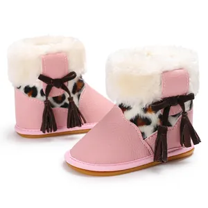 Detailansicht der rosa Baby-Lernlaufschuhe mit Leopardenmuster und Kunstfellbesatz.