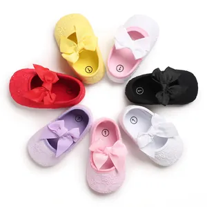 Vue détaillée des chaussures souples pour bébés en diverses couleurs avec nœuds