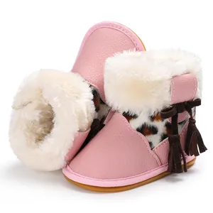 Rosa Baby-Winterstiefel mit Leopardenmuster, Kunstfellfutter und zwei süßen Quasten