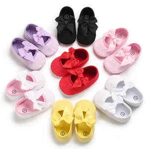Aperçu de chaussures de princesse bébé colorées avec semelles souples et nœuds