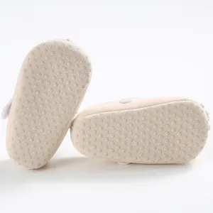 Vista detallada de las suelas blandas antideslizantes para zapatos de bebé niña
