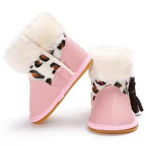 Detailansicht der rosa Baby-Lauflernschuhe mit Leopardenmuster und weißem Pelzkragen