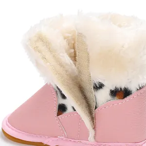 Detailaufnahme der rosa Babystiefel mit warmem Kunstfellfutter und Klettverschluss