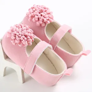 Vista detallada de zapatos rosa para bebé con suelas blandas y flores decorativas 3D