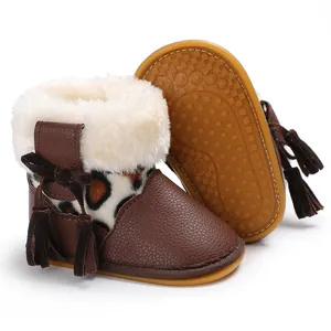 Detailansicht der Baby-Lauflernstiefel mit Leopardenmuster, warmem Fellfutter und Gummisohle