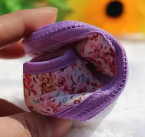 Primer plano de zapato suave para bebé que muestra flexibilidad y diseño floral