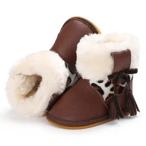 Nahaufnahme brauner Baby-Lauflernstiefel mit weißem Kunstfell und schickem Leopard-Detail