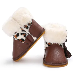 Detailansicht brauner Baby-Lernlaufschuhe mit Kunstfellbesatz und Leopardenmuster.