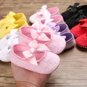 Gros plan de chaussures de marche princesse rose pour bébé avec dentelle et semelle souple
