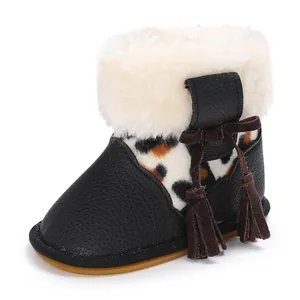 Detailansicht eines stylischen Baby-Winterstiefels mit Leopardenmuster und Kunstfell