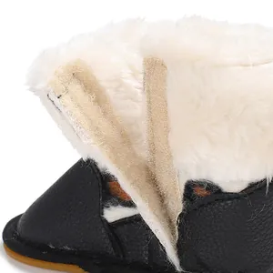 Detailansicht der Baby-Winterstiefel mit Klettverschluss und weichem Plüschfutter