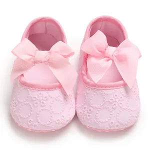 Chaussures de marche princesse roses pour bébé avec broderie dentelle et nœuds
