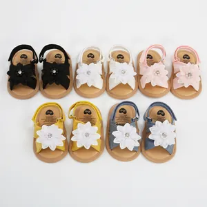 Vue détaillée de sandales pour bébé avec fleurs en plusieurs couleurs et semelles souples