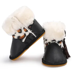 Detailansicht warmer Baby-Stiefel mit Leopardenmuster, weißem Plüsch und Gummisohle