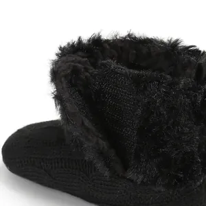 Dettaglio macro di scarponcini invernali per neonati con calda fodera in peluche
