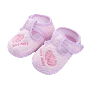 Zapatos de bebé a rayas rosas con suela blanda y bordado de corazón para recién nacido