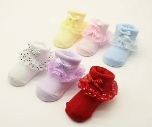 Detailansicht von Baby-Prinzessin-Socken mit Spitzenspitze und Schleife in sechs Farben