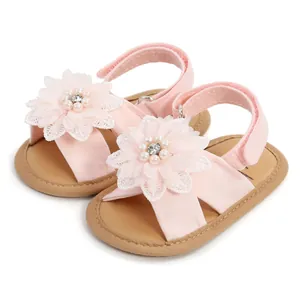 Sandales roses pour bébé avec décoration de fleurs perlées et semelles souples