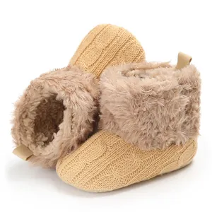 Stivaletti neonato in maglia kaki con suola morbida e calda fodera in pelliccia.