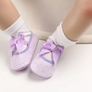Vue détaillée de chaussures de princesse violettes pour bébé avec broderie florale