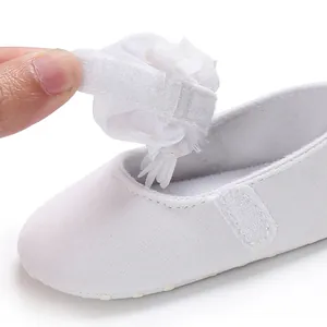 Detailansicht weißer Babyschuh für Mädchen mit Blumenapplikation und Klettverschluss