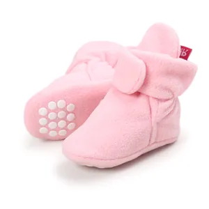 Λεπτομερής όψη ροζ βρεφικά παπούτσια fleece με αντιολισθητικές μαλακές σόλες για χειμώνα