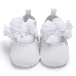 Detaillierte Ansicht der weißen Baby-Prinzessinenschuhe mit eleganter Stoffblume