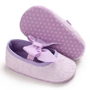 Vue détaillée des chaussures de princesse violettes pour bébé avec broderie.