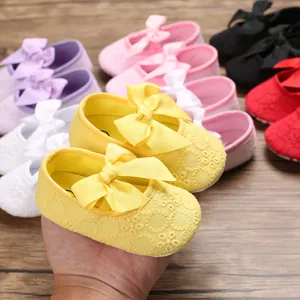Vue macro détaillée de chaussures de princesse jaunes pour bébé à semelle souple