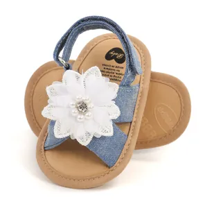 Vue détaillée de sandales en denim pour bébé avec fleur en dentelle et perles