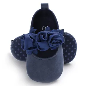 Detailaufnahme der dunkelblauen Baby-Prinzessin-Schuhe mit eleganten Stoffrosen-Dekors