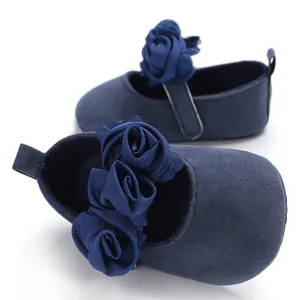 Detailaufnahme marineblauer Baby-Prinzessin-Schuhe mit 3D-Stoffblumen-Akzenten