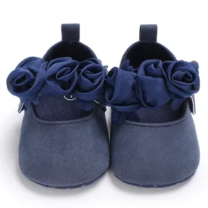 Detailansicht von dunkelblauen Babyschuhen für Mädchen mit Stoffrosen-Verzierung